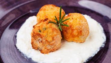 Arancini di pesce con calamari e piselli