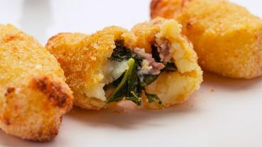 Crocchè di patate con salsiccia friarielli e provola