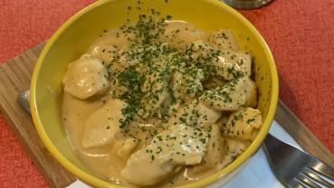 Petto di pollo in umido con yogurt e senape