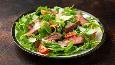 Tagliata di manzo, rucola, scaglie di grana e pomodorini