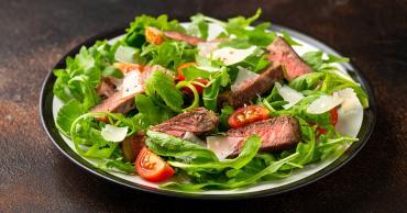 tagliata-di-manzo-con-rucola-e-scaglie