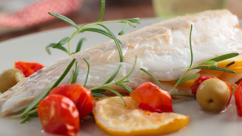 Filetto di branzino al forno con olive e pomodorini