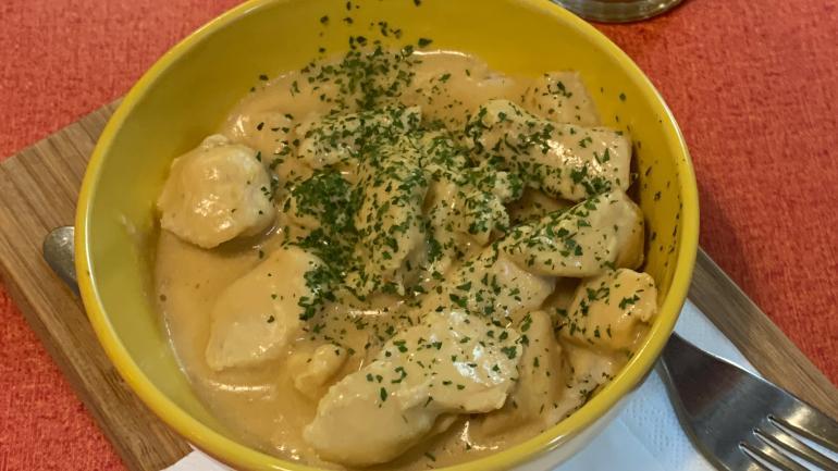 Petto di pollo in umido con yogurt e senape